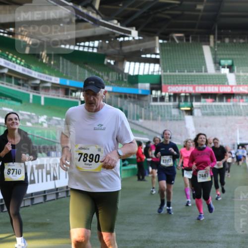 06.10.2024 - 19. swb-Marathon Bremen Yannick Fuchs http://msf.ph/oto/7449374 06.10.2024 10:31:35 Laufen im Stadion 7004, 7005, 7044, 7225, 7233, 7250, 7362, 7380, 7439, 7467, 7486, 7545, 7546, 7575, 7628, 7659, 7730, 7762, 7785, 7794, 7806, 7847, 7872, 7990, 8013, 8014, 8040, 8123, 8233, 8237, 8267, 8268, 8274, 8304, 8305, 8346, 8388, 8416, 8459, 8512, 8520, 8521, 8538, 8557, 8605, 8614, 8624, 8634, 8646, 8676, 8677, 8710, 8761, 8776, 8807, 8823, 8883, 8958, 8971, 8998, 9012, 9037, 9050, 9067, 9119, 9131 meine-sportfotos.de