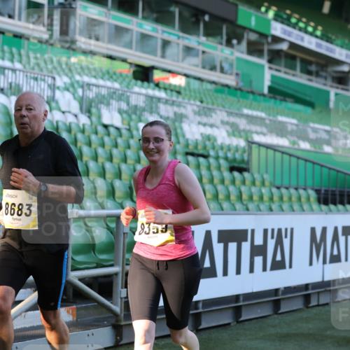 06.10.2024 - 19. swb-Marathon Bremen Yannick Fuchs http://msf.ph/oto/7449811 06.10.2024 10:32:32 Laufen im Stadion 7050, 7087, 7126, 7179, 7189, 7308, 7379, 7382, 7415, 7425, 7457, 7469, 7481, 7482, 7499, 7551, 7574, 7600, 7637, 7689, 7750, 7846, 7865, 7894, 7975, 8045, 8061, 8111, 8112, 8119, 8132, 8137, 8161, 8162, 8231, 8276, 8317, 8322, 8324, 8325, 8339, 8348, 8359, 8361, 8377, 8431, 8432, 8576, 8584, 8598, 8616, 8641, 8663, 8682, 8683, 8700, 8738, 8756, 8759, 8772, 8790, 8822, 8826, 8840, 8867, 8868, 8934, 9021, 9100, 9108, 9115, 9117, 9130 meine-sportfotos.de