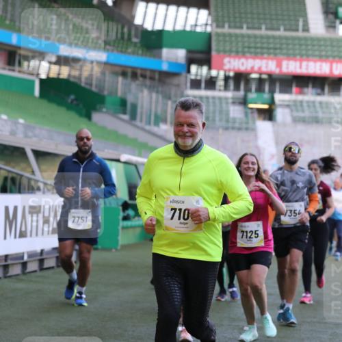 06.10.2024 - 19. swb-Marathon Bremen Yannick Fuchs http://msf.ph/oto/7450086 06.10.2024 10:33:10 Laufen im Stadion 7028, 7049, 7057, 7108, 7125, 7126, 7316, 7317, 7333, 7354, 7373, 7375, 7442, 7477, 7499, 7506, 7509, 7510, 7574, 7621, 7656, 7678, 7734, 7735, 7751, 7758, 7801, 7849, 7865, 7898, 8020, 8022, 8034, 8048, 8137, 8153, 8189, 8194, 8224, 8241, 8314, 8315, 8348, 8361, 8384, 8432, 8451, 8479, 8485, 8504, 8540, 8643, 8663, 8686, 8700, 8705, 8724, 8852, 8858, 8864, 8934, 8986, 9059, 9112, 9114, 9117, 9126 meine-sportfotos.de