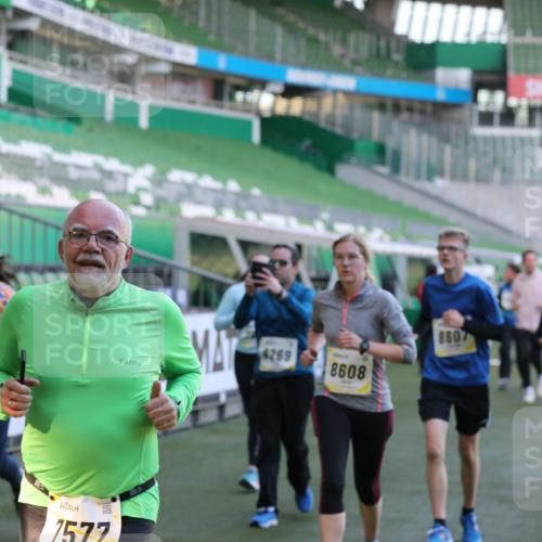 06.10.2024 - 19. swb-Marathon Bremen Yannick Fuchs http://msf.ph/oto/7450304 06.10.2024 10:33:53 Laufen im Stadion 7040, 7076, 7122, 7123, 7130, 7201, 7202, 7203, 7227, 7264, 7269, 7282, 7330, 7332, 7358, 7404, 7418, 7577, 7608, 7663, 7693, 7718, 7723, 7811, 7832, 7848, 7855, 7867, 7869, 7886, 7935, 7997, 8033, 8113, 8178, 8179, 8190, 8195, 8197, 8208, 8235, 8236, 8263, 8269, 8293, 8308, 8326, 8382, 8399, 8414, 8415, 8435, 8451, 8463, 8534, 8546, 8579, 8607, 8608, 8611, 8612, 8640, 8653, 8694, 8798, 9003, 9041, 9053, 9072, 9073 meine-sportfotos.de