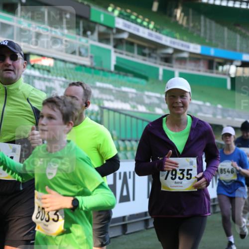 06.10.2024 - 19. swb-Marathon Bremen Yannick Fuchs http://msf.ph/oto/7450371 06.10.2024 10:34:08 Laufen im Stadion 7040, 7048, 7076, 7122, 7123, 7130, 7202, 7203, 7221, 7223, 7227, 7255, 7264, 7282, 7330, 7332, 7358, 7383, 7395, 7404, 7418, 7532, 7577, 7693, 7718, 7723, 7745, 7775, 7811, 7832, 7844, 7848, 7855, 7886, 7909, 7910, 7929, 7935, 7971, 7987, 8005, 8006, 8017, 8027, 8033, 8107, 8113, 8178, 8179, 8190, 8197, 8203, 8208, 8229, 8235, 8236, 8263, 8269, 8270, 8283, 8293, 8326, 8338, 8382, 8398, 8399, 8414, 8415, 8435, 8463, 8546, 8550, 8572, 8579, 8607, 8608, 8612, 8640, 8644, 8694 meine-sportfotos.de