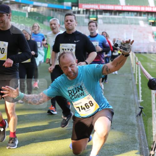 06.10.2024 - 19. swb-Marathon Bremen Yannick Fuchs http://msf.ph/oto/7450520 06.10.2024 10:35:19 Laufen im Stadion 7034, 7035, 7042, 7138, 7155, 7162, 7204, 7226, 7251, 7258, 7266, 7295, 7321, 7335, 7341, 7353, 7428, 7443, 7468, 7478, 7479, 7490, 7644, 7690, 7699, 7772, 7773, 7829, 7830, 7863, 7864, 7899, 7900, 7902, 7904, 7923, 7932, 7955, 7967, 8073, 8074, 8088, 8121, 8144, 8152, 8183, 8191, 8225, 8366, 8370, 8378, 8409, 8410, 8421, 8429, 8449, 8450, 8506, 8509, 8539, 8588, 8589, 8595, 8698, 8760, 8799, 8848, 8952, 9029 meine-sportfotos.de