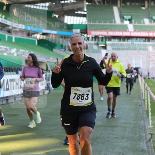 06.10.2024 - 19. swb-Marathon Bremen Yannick Fuchs http://msf.ph/oto/7450552 06.10.2024 10:35:26 Laufen im Stadion 7034, 7035, 7042, 7138, 7155, 7162, 7226, 7251, 7258, 7266, 7295, 7321, 7341, 7353, 7391, 7393, 7428, 7468, 7478, 7479, 7490, 7644, 7690, 7699, 7829, 7830, 7863, 7899, 7900, 7902, 7904, 7923, 7932, 7955, 7967, 8073, 8074, 8088, 8121, 8144, 8183, 8191, 8225, 8366, 8370, 8378, 8409, 8410, 8421, 8429, 8449, 8450, 8506, 8509, 8588, 8589, 8595, 8698, 8760, 8799, 8952, 9029 meine-sportfotos.de