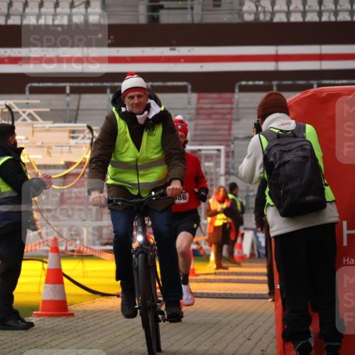 08.12.2024 - St. Pauli X-Mass-Run No. 14 Yannick Fuchs http://msf.ph/oto/7471726 08.12.2024 09:47:58 Ziel 2986 meine-sportfotos.de