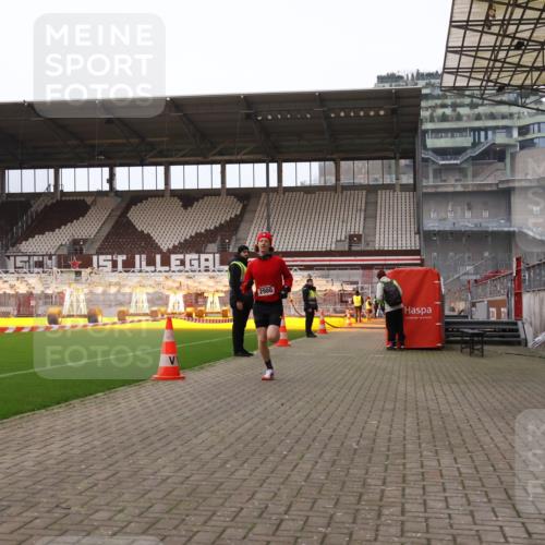 08.12.2024 - St. Pauli X-Mass-Run No. 14 Yannick Fuchs http://msf.ph/oto/7471733 08.12.2024 09:48:02 Ziel 2986 meine-sportfotos.de