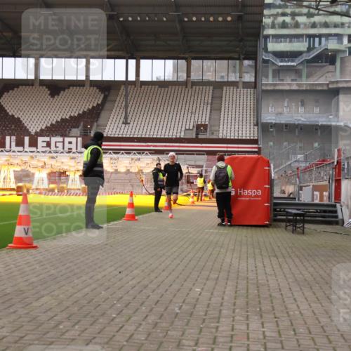 08.12.2024 - St. Pauli X-Mass-Run No. 14 Yannick Fuchs http://msf.ph/oto/7471748 08.12.2024 09:48:34 Ziel  meine-sportfotos.de