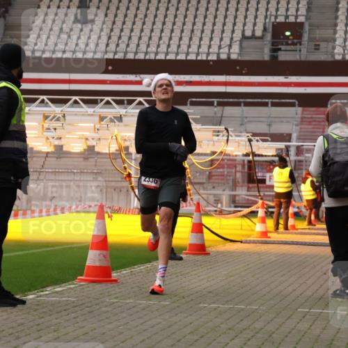 08.12.2024 - St. Pauli X-Mass-Run No. 14 Yannick Fuchs http://msf.ph/oto/7471750 08.12.2024 09:48:35 Ziel  meine-sportfotos.de