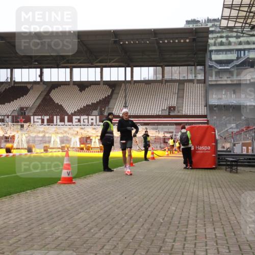 08.12.2024 - St. Pauli X-Mass-Run No. 14 Yannick Fuchs http://msf.ph/oto/7471754 08.12.2024 09:48:36 Ziel  meine-sportfotos.de