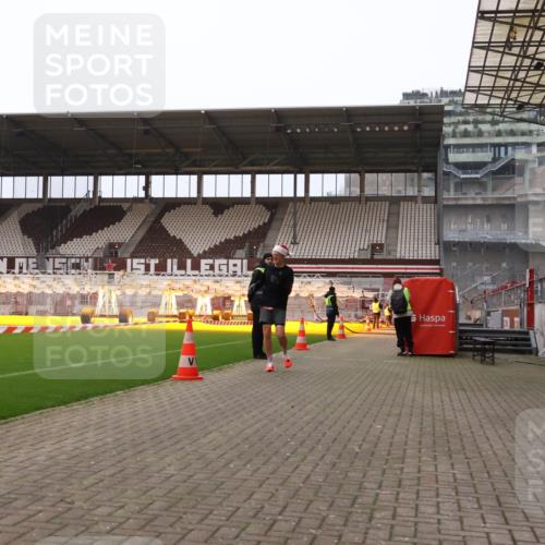 08.12.2024 - St. Pauli X-Mass-Run No. 14 Yannick Fuchs http://msf.ph/oto/7471756 08.12.2024 09:48:37 Ziel  meine-sportfotos.de