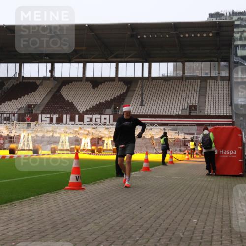 08.12.2024 - St. Pauli X-Mass-Run No. 14 Yannick Fuchs http://msf.ph/oto/7471757 08.12.2024 09:48:37 Ziel  meine-sportfotos.de