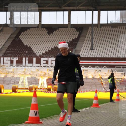 08.12.2024 - St. Pauli X-Mass-Run No. 14 Yannick Fuchs http://msf.ph/oto/7471758 08.12.2024 09:48:38 Ziel 2336 meine-sportfotos.de