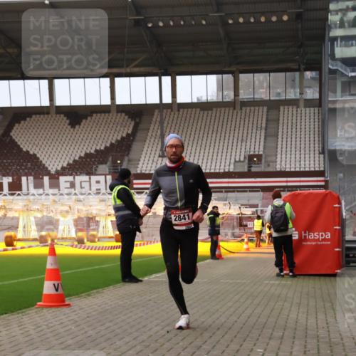 08.12.2024 - St. Pauli X-Mass-Run No. 14 Yannick Fuchs http://msf.ph/oto/7471800 08.12.2024 09:50:19 Ziel 2841, 3164 meine-sportfotos.de