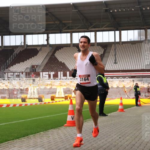08.12.2024 - St. Pauli X-Mass-Run No. 14 Yannick Fuchs http://msf.ph/oto/7471845 08.12.2024 09:50:32 Ziel 2957, 3164 meine-sportfotos.de