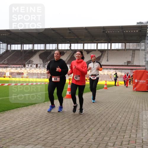 08.12.2024 - St. Pauli X-Mass-Run No. 14 Yannick Fuchs http://msf.ph/oto/7471942 08.12.2024 10:06:11 Ziel 40, 65, 175, 696, 1013, 1016, 1068, 1232, 1243, 1563, 2474, 2894, 3006, 3184 meine-sportfotos.de