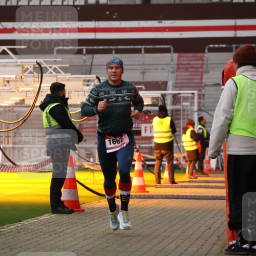08.12.2024 - St. Pauli X-Mass-Run No. 14 Yannick Fuchs http://msf.ph/oto/7471943 08.12.2024 09:51:02 Ziel 2, 1607 meine-sportfotos.de