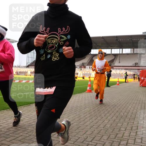 08.12.2024 - St. Pauli X-Mass-Run No. 14 Yannick Fuchs http://msf.ph/oto/7472097 08.12.2024 10:06:22 Ziel 40, 65, 78, 529, 696, 1013, 1016, 1232, 1563, 2894, 3006, 3257 meine-sportfotos.de