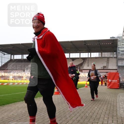 08.12.2024 - St. Pauli X-Mass-Run No. 14 Yannick Fuchs http://msf.ph/oto/7472179 08.12.2024 10:06:34 Ziel 78, 529, 621, 698, 795, 885, 890, 1424, 1786, 2751, 2894, 3257, 3259 meine-sportfotos.de