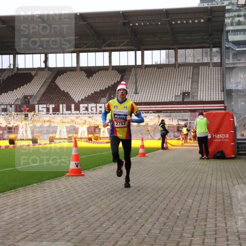 08.12.2024 - St. Pauli X-Mass-Run No. 14 Yannick Fuchs http://msf.ph/oto/7472223 08.12.2024 09:51:34 Ziel 2757, 3285, 3309 meine-sportfotos.de