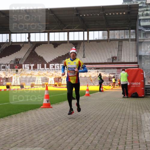 08.12.2024 - St. Pauli X-Mass-Run No. 14 Yannick Fuchs http://msf.ph/oto/7472226 08.12.2024 09:51:34 Ziel 2757, 3285, 3309 meine-sportfotos.de