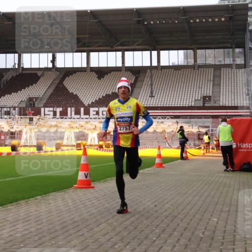 08.12.2024 - St. Pauli X-Mass-Run No. 14 Yannick Fuchs http://msf.ph/oto/7472234 08.12.2024 09:51:34 Ziel 2757, 3285, 3309 meine-sportfotos.de