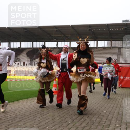 08.12.2024 - St. Pauli X-Mass-Run No. 14 Yannick Fuchs http://msf.ph/oto/7472380 08.12.2024 10:06:43 Ziel 78, 529, 621, 698, 719, 795, 885, 890, 1424, 1786, 1940, 2003, 2751, 2755, 3083, 3257, 3259, 3337, 3343 meine-sportfotos.de