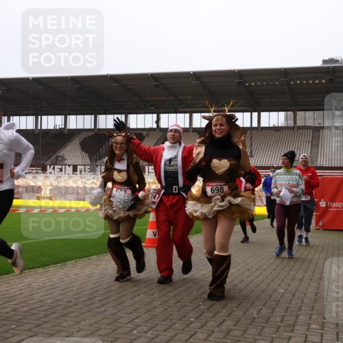 08.12.2024 - St. Pauli X-Mass-Run No. 14 Yannick Fuchs http://msf.ph/oto/7472384 08.12.2024 10:06:43 Ziel 78, 529, 621, 698, 719, 795, 885, 890, 1424, 1786, 1940, 2003, 2751, 2755, 3083, 3257, 3259, 3337, 3343 meine-sportfotos.de