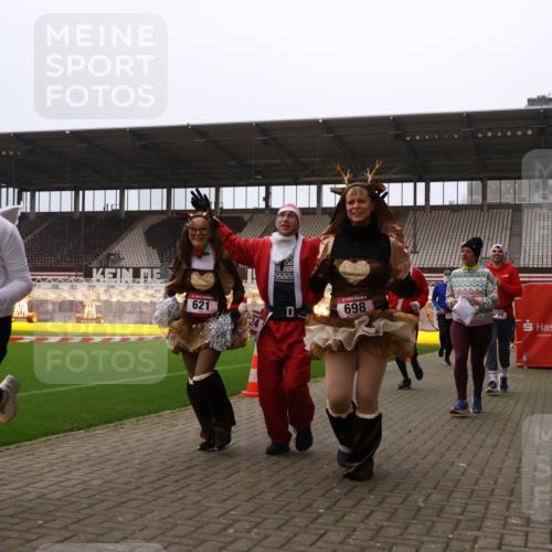 08.12.2024 - St. Pauli X-Mass-Run No. 14 Yannick Fuchs http://msf.ph/oto/7472388 08.12.2024 10:06:43 Ziel 78, 529, 621, 698, 719, 795, 885, 890, 1424, 1786, 1940, 2003, 2751, 2755, 3083, 3257, 3259, 3337, 3343 meine-sportfotos.de