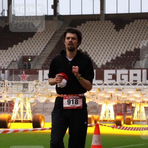 08.12.2024 - St. Pauli X-Mass-Run No. 14 Yannick Fuchs http://msf.ph/oto/7472393 08.12.2024 09:51:56 Ziel 36, 918, 2763, 3285 meine-sportfotos.de