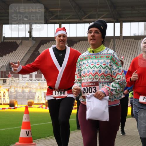 08.12.2024 - St. Pauli X-Mass-Run No. 14 Yannick Fuchs http://msf.ph/oto/7472441 08.12.2024 10:06:45 Ziel 529, 621, 698, 719, 795, 885, 890, 1424, 1786, 1940, 2003, 2062, 2751, 2755, 3083, 3257, 3259, 3337, 3343 meine-sportfotos.de