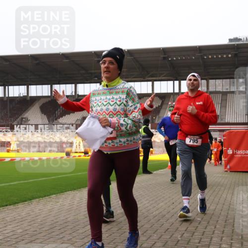 08.12.2024 - St. Pauli X-Mass-Run No. 14 Yannick Fuchs http://msf.ph/oto/7472464 08.12.2024 10:06:45 Ziel 529, 621, 698, 719, 795, 885, 890, 1424, 1786, 1940, 2003, 2062, 2751, 2755, 3083, 3257, 3259, 3337, 3343 meine-sportfotos.de