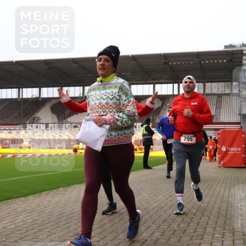 08.12.2024 - St. Pauli X-Mass-Run No. 14 Yannick Fuchs http://msf.ph/oto/7472467 08.12.2024 10:06:46 Ziel 529, 621, 698, 719, 795, 885, 890, 1424, 1786, 1940, 2003, 2062, 2751, 2755, 3083, 3257, 3259, 3337, 3343 meine-sportfotos.de
