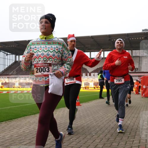08.12.2024 - St. Pauli X-Mass-Run No. 14 Yannick Fuchs http://msf.ph/oto/7472471 08.12.2024 10:06:46 Ziel 529, 621, 698, 719, 795, 885, 890, 1424, 1786, 1940, 2003, 2062, 2751, 2755, 3083, 3257, 3259, 3337, 3343 meine-sportfotos.de