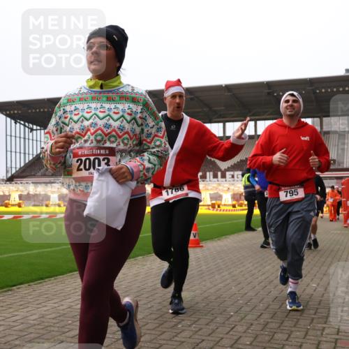 08.12.2024 - St. Pauli X-Mass-Run No. 14 Yannick Fuchs http://msf.ph/oto/7472474 08.12.2024 10:06:46 Ziel 529, 621, 698, 719, 795, 885, 890, 1424, 1786, 1940, 2003, 2062, 2751, 2755, 3083, 3257, 3259, 3337, 3343 meine-sportfotos.de