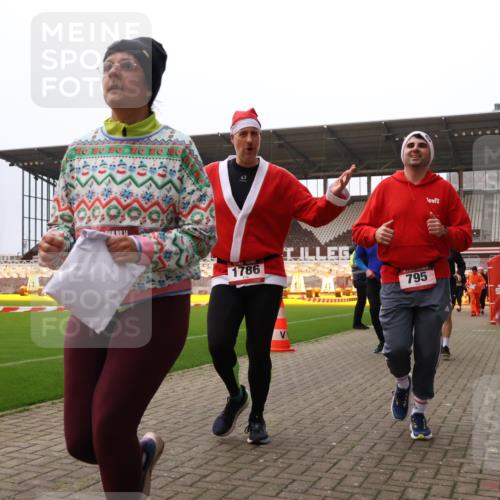 08.12.2024 - St. Pauli X-Mass-Run No. 14 Yannick Fuchs http://msf.ph/oto/7472477 08.12.2024 10:06:46 Ziel 529, 621, 698, 719, 795, 885, 890, 1424, 1786, 1940, 2003, 2062, 2751, 2755, 3083, 3257, 3259, 3337, 3343 meine-sportfotos.de