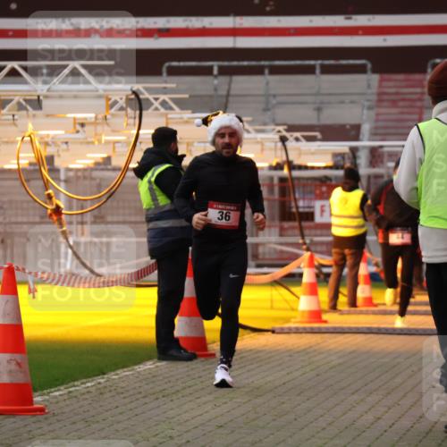 08.12.2024 - St. Pauli X-Mass-Run No. 14 Yannick Fuchs http://msf.ph/oto/7472500 08.12.2024 09:52:08 Ziel 36, 44, 918, 1921, 2763 meine-sportfotos.de