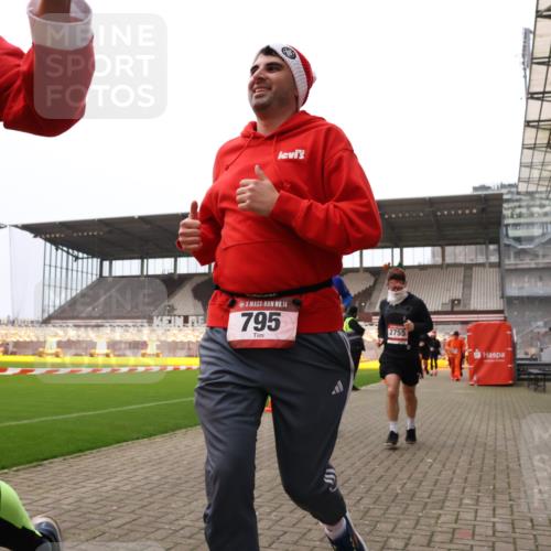08.12.2024 - St. Pauli X-Mass-Run No. 14 Yannick Fuchs http://msf.ph/oto/7472504 08.12.2024 10:06:47 Ziel 529, 621, 698, 719, 795, 885, 890, 1424, 1786, 1940, 2003, 2062, 2346, 2751, 2755, 3083, 3257, 3259, 3337, 3343 meine-sportfotos.de