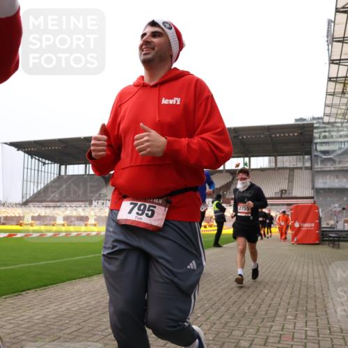 08.12.2024 - St. Pauli X-Mass-Run No. 14 Yannick Fuchs http://msf.ph/oto/7472507 08.12.2024 10:06:47 Ziel 529, 621, 698, 719, 795, 885, 890, 1424, 1786, 1940, 2003, 2062, 2346, 2751, 2755, 3083, 3257, 3259, 3337, 3343 meine-sportfotos.de