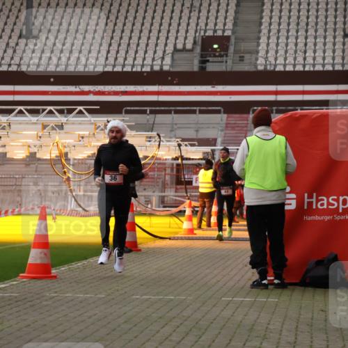 08.12.2024 - St. Pauli X-Mass-Run No. 14 Yannick Fuchs http://msf.ph/oto/7472509 08.12.2024 09:52:09 Ziel 36, 44, 1921, 2763 meine-sportfotos.de