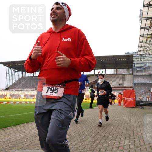 08.12.2024 - St. Pauli X-Mass-Run No. 14 Yannick Fuchs http://msf.ph/oto/7472512 08.12.2024 10:06:47 Ziel 529, 621, 698, 719, 795, 885, 890, 1424, 1786, 1940, 2003, 2062, 2346, 2751, 2755, 3083, 3257, 3259, 3337, 3343 meine-sportfotos.de