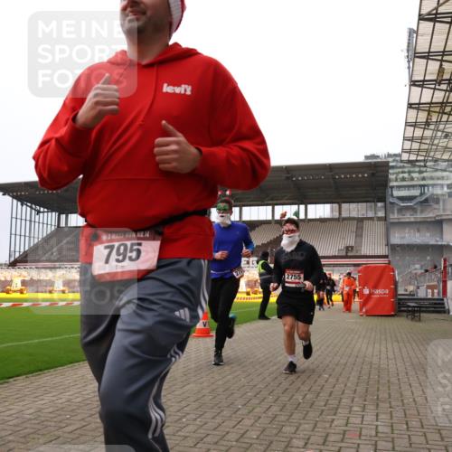 08.12.2024 - St. Pauli X-Mass-Run No. 14 Yannick Fuchs http://msf.ph/oto/7472514 08.12.2024 10:06:47 Ziel 529, 621, 698, 719, 795, 885, 890, 1424, 1786, 1940, 2003, 2062, 2346, 2751, 2755, 3083, 3257, 3259, 3337, 3343 meine-sportfotos.de