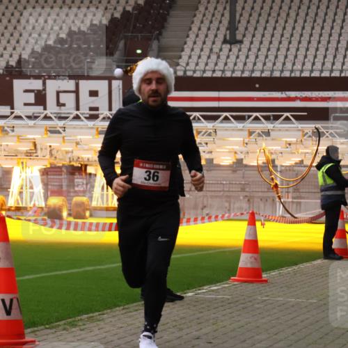 08.12.2024 - St. Pauli X-Mass-Run No. 14 Yannick Fuchs http://msf.ph/oto/7472525 08.12.2024 09:52:11 Ziel 36, 44, 1921 meine-sportfotos.de