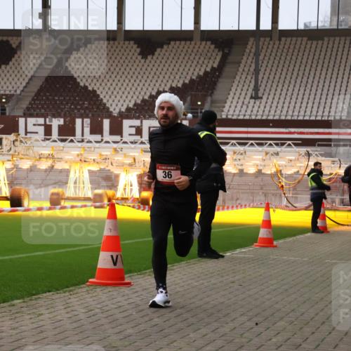 08.12.2024 - St. Pauli X-Mass-Run No. 14 Yannick Fuchs http://msf.ph/oto/7472540 08.12.2024 09:52:12 Ziel 36, 44, 1921 meine-sportfotos.de