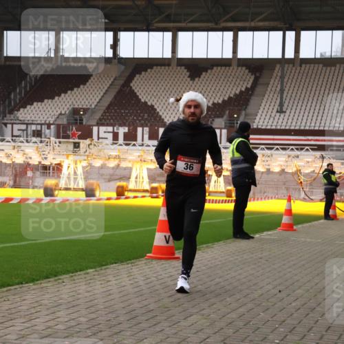 08.12.2024 - St. Pauli X-Mass-Run No. 14 Yannick Fuchs http://msf.ph/oto/7472546 08.12.2024 09:52:12 Ziel 36, 44, 1921 meine-sportfotos.de