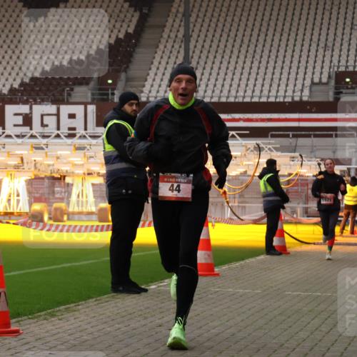 08.12.2024 - St. Pauli X-Mass-Run No. 14 Yannick Fuchs http://msf.ph/oto/7472586 08.12.2024 09:52:16 Ziel 36, 44, 1921, 2832 meine-sportfotos.de