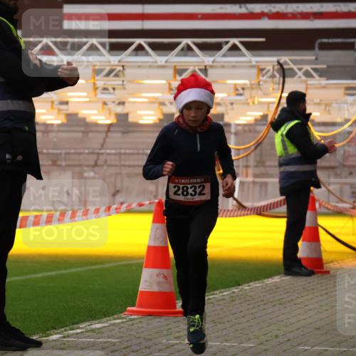 08.12.2024 - St. Pauli X-Mass-Run No. 14 Yannick Fuchs http://msf.ph/oto/7472692 08.12.2024 09:52:31 Ziel 423, 2741, 2832, 3305 meine-sportfotos.de