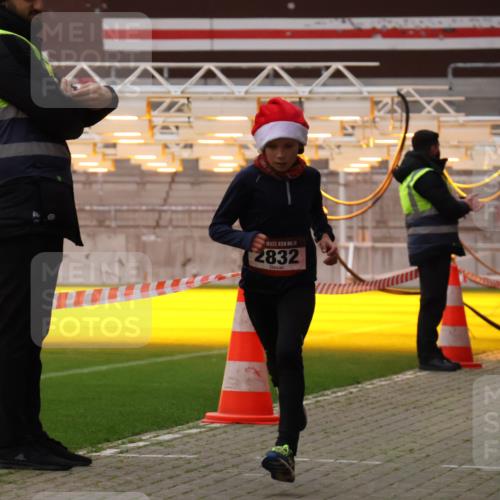 08.12.2024 - St. Pauli X-Mass-Run No. 14 Yannick Fuchs http://msf.ph/oto/7472694 08.12.2024 09:52:31 Ziel 423, 2741, 2832, 3305 meine-sportfotos.de
