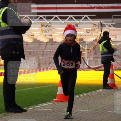 08.12.2024 - St. Pauli X-Mass-Run No. 14 Yannick Fuchs http://msf.ph/oto/7472697 08.12.2024 09:52:31 Ziel 423, 2741, 2832, 3305 meine-sportfotos.de