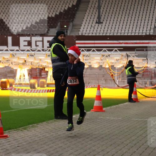 08.12.2024 - St. Pauli X-Mass-Run No. 14 Yannick Fuchs http://msf.ph/oto/7472712 08.12.2024 09:52:32 Ziel 423, 2741, 2832, 3305 meine-sportfotos.de