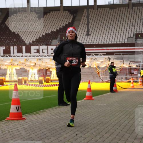 08.12.2024 - St. Pauli X-Mass-Run No. 14 Yannick Fuchs http://msf.ph/oto/7472841 08.12.2024 09:52:42 Ziel 423, 2741, 3305 meine-sportfotos.de