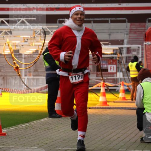 08.12.2024 - St. Pauli X-Mass-Run No. 14 Yannick Fuchs http://msf.ph/oto/7472884 08.12.2024 09:53:00 Ziel 1120 meine-sportfotos.de